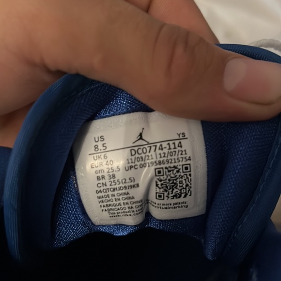 Brand new from stockX. Size=8.5 women size U.S. - Picture 3 of 5